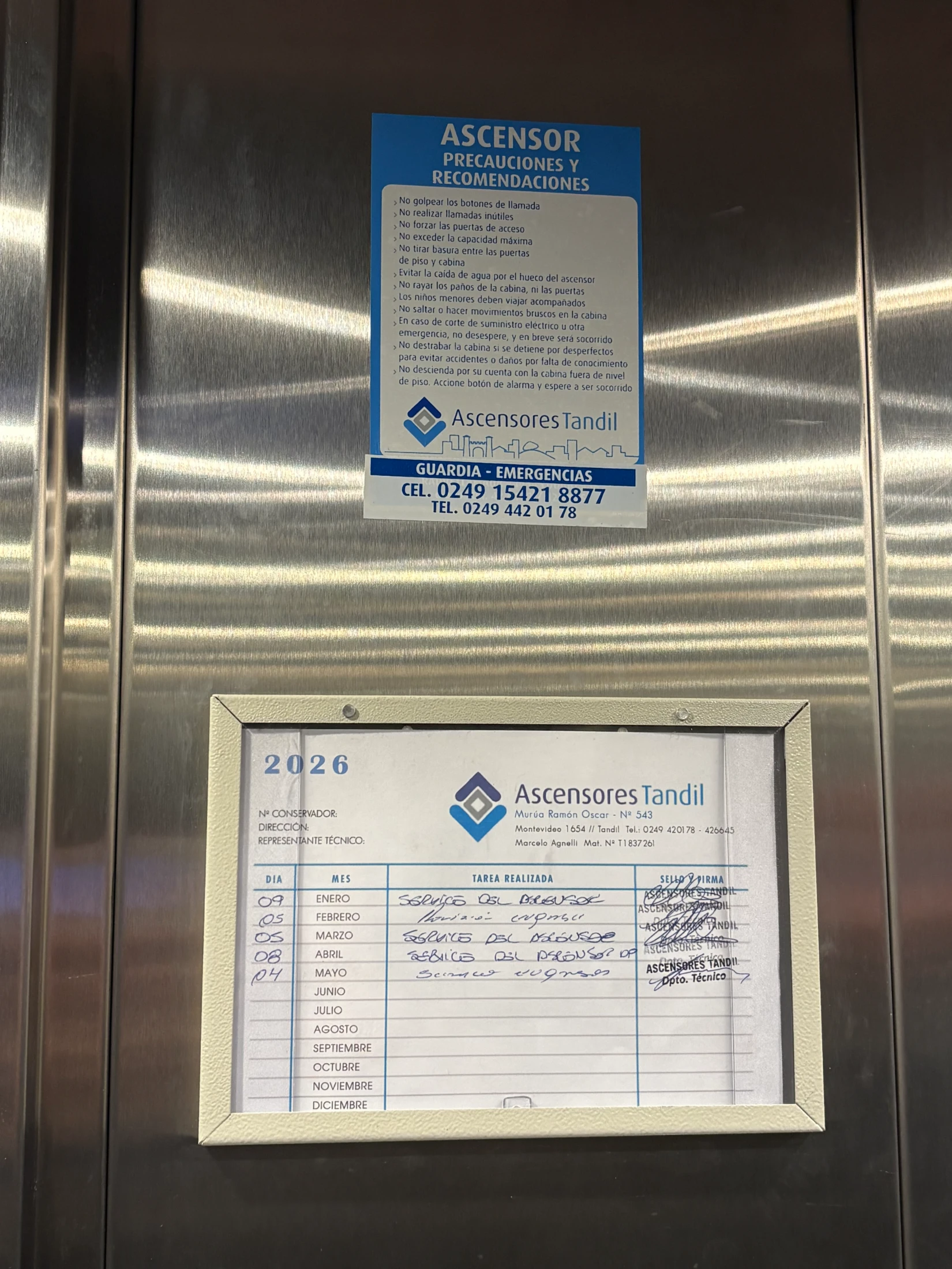 Libro de mantenimiento de Ascensores Tandil al día en la cabina